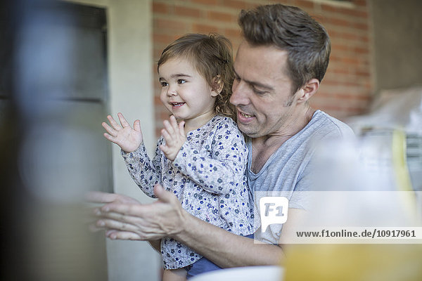 Vater und kleine Tochter beim Händeklatschen