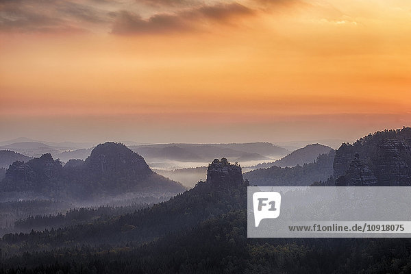 Deutschland  Sachsen  Elbsandsteingebirge  Blick auf Winterstein bei Sonnenaufgang