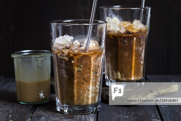 Vietnamesischer Eiskaffee mit starkem Kaffee  gesüßte Kondensmilch  Eis