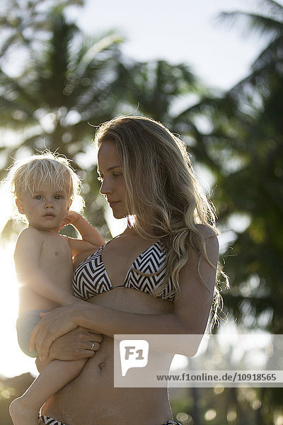 Mutter im Bikini mit Sohn