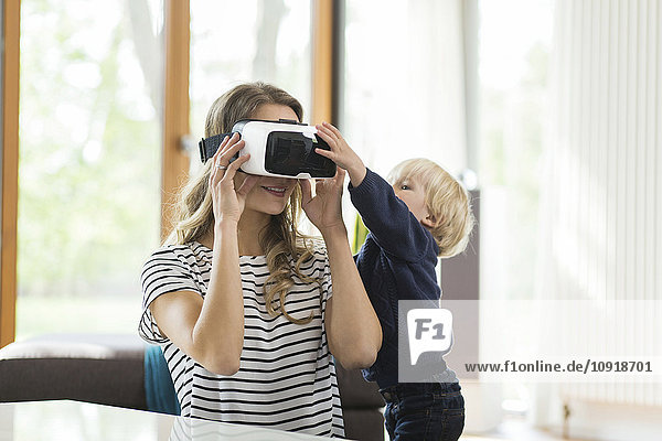 Mutter mit Sohn in Virtual Reality Brille