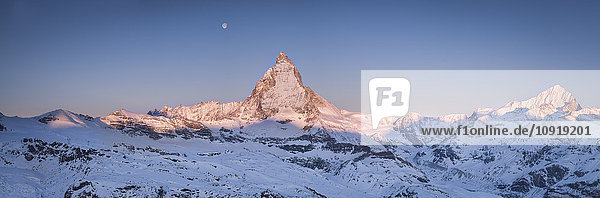 Schweiz  Zermatt  Penninische Alpen  Blick zum Matterhorn bei Sonnenaufgang  Panorama