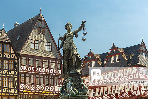 Deutschland  Frankfurt  Blick auf Ostzeile und Gerechtigkeitsbrunnen im Vordergrund