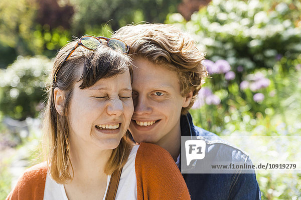 Glückliches junges Paar im Freien