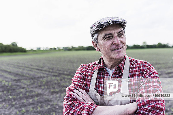 Porträt eines Bauern vor einem Feld