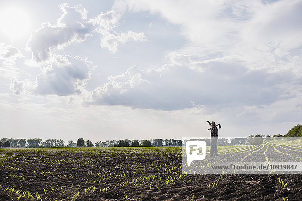 Bauer auf einem Feld stehend