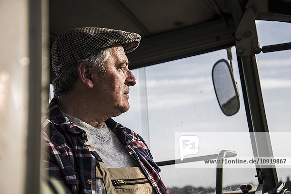 Portrait des Landwirts auf dem Traktor
