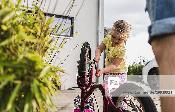 Mädchen Reparatur Fahrrad