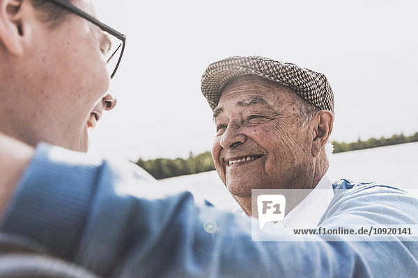 Porträt eines glücklichen älteren Mannes mit seinem Enkel