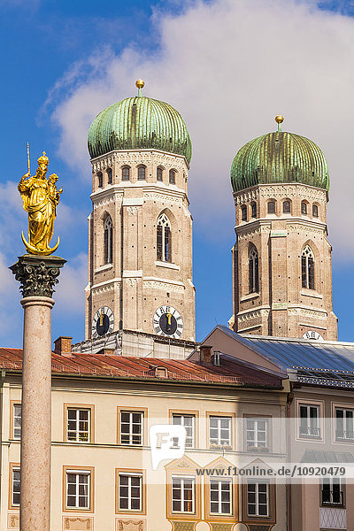 Deutschland  München  Blick auf die Mariensäule und die Türme des Doms der Muttergottes