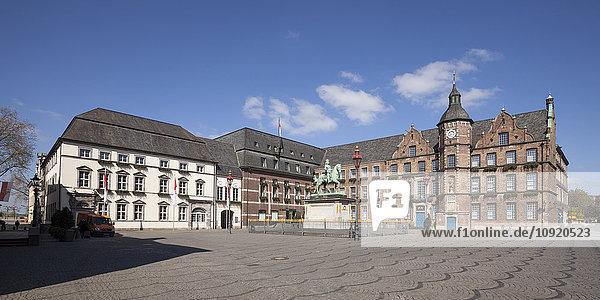 Deutschland  Düsseldorf  Blick zum Rathaus am Marktplatz mit Reiterstandbild von Jan Wellem