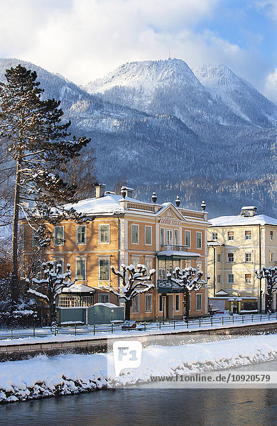 Österreich  Bad Ischl  Lehar Villa an der Traun im Winter