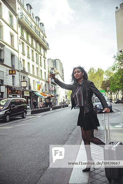 Frankreich  Paris  junge Frau beim Taxifahren
