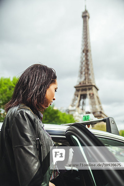 Frankreich  Paris  junge Frau beim Einsteigen in ein Taxi