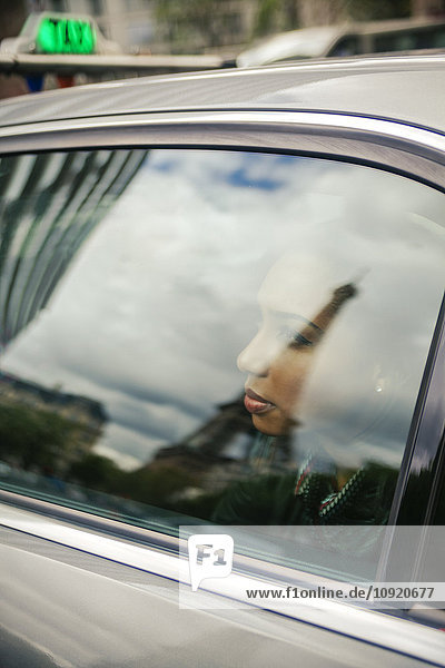 Frankreich  Paris  junge Frau  die durchs Autofenster schaut