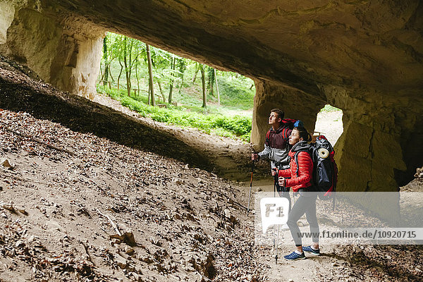 Serbien  Rakovac  junges Paar Wandern  Höhle  verlassener Steinbruch