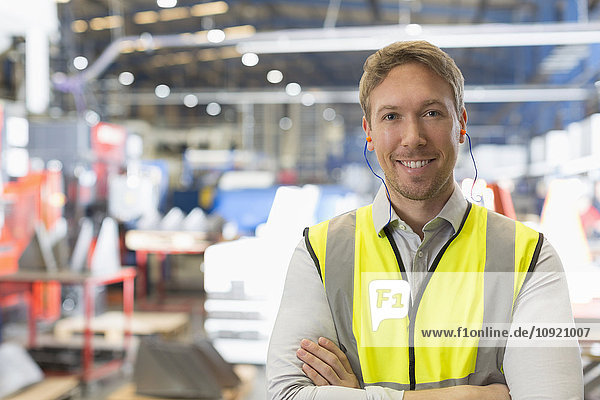 Portrait lächelnder Supervisor im Stahlwerk
