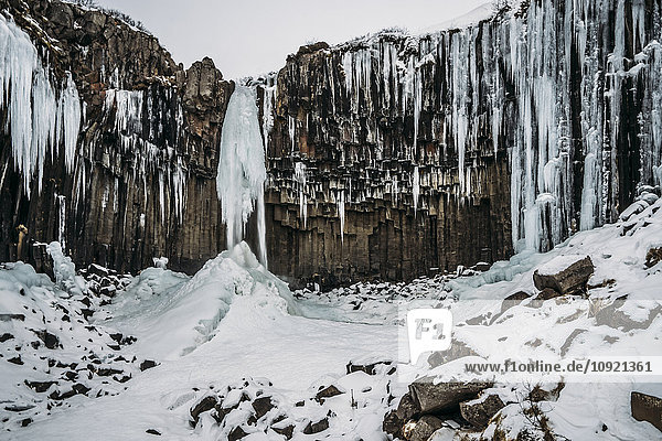 Eiszapfenformationen über zerklüfteten Klippen  Island