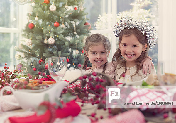 Portrait lächelnde Mädchen am Weihnachtstisch