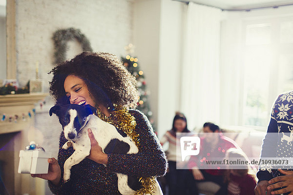 Frau mit Hund und Weihnachtsgeschenk