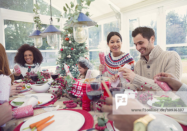 Familie genießt Weihnachtsessen