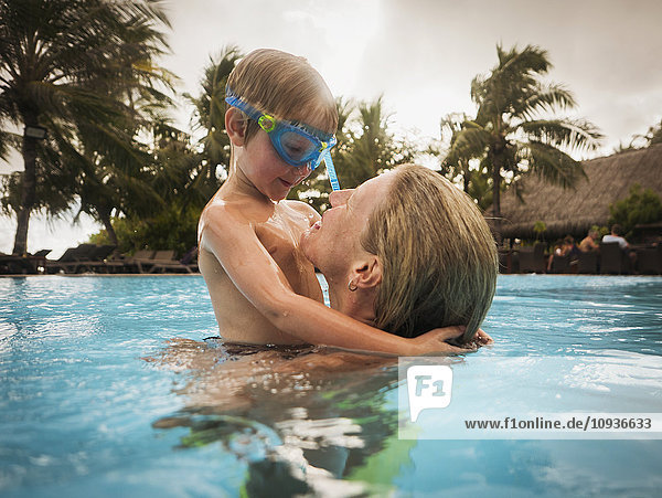 Mutter und Sohn umarmen sich im Schwimmbad