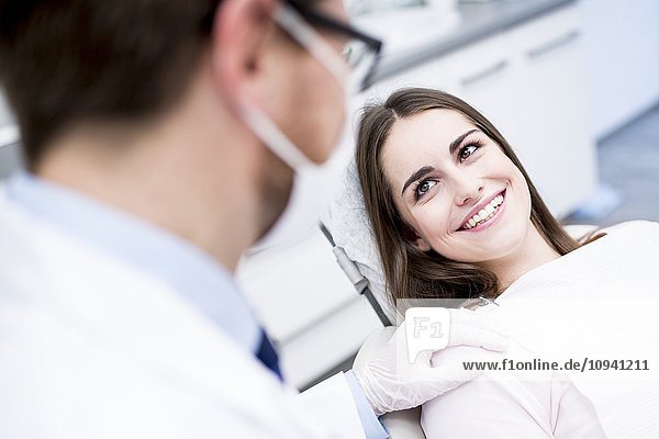 Zahnärztin und Patientin lächeln