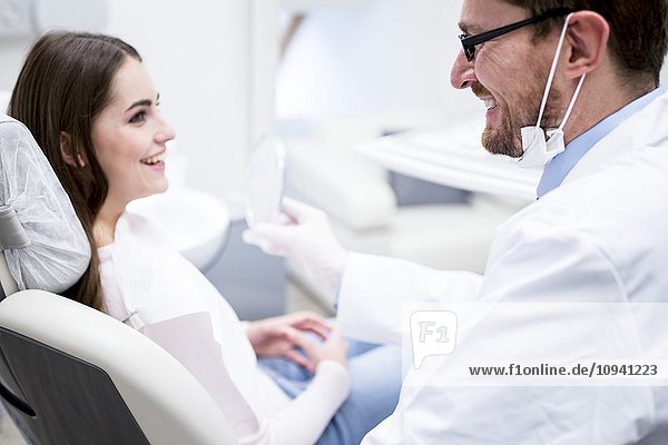 Zahnärztin und Patientin lächeln