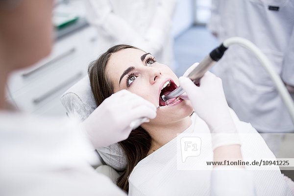 Zahnarzt bei der Untersuchung eines Patienten