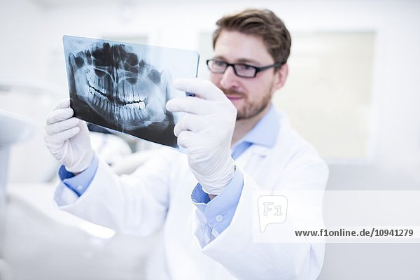 Zahnarzt mit Röntgenbild