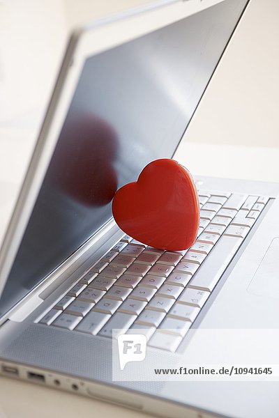 Rotes Herz auf Laptop-Computer
