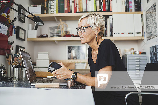 Weibliche Industriedesignerin mit Laptop im Home-Office