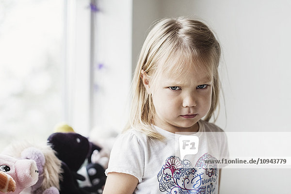 Porträt eines wütenden kleinen Mädchens im Klassenzimmer