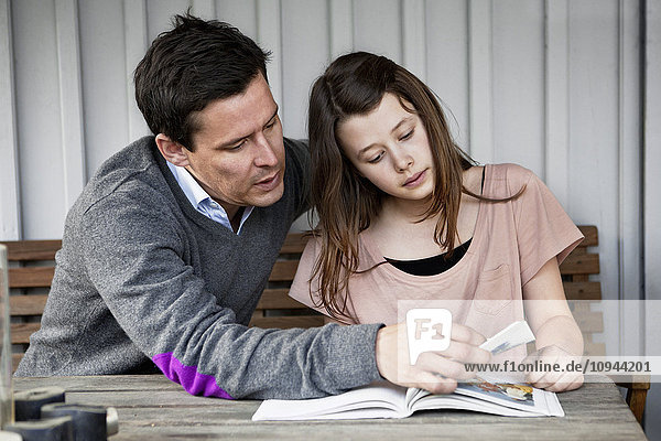 Vater und Tochter beim gemeinsamen Lesen eines Buches
