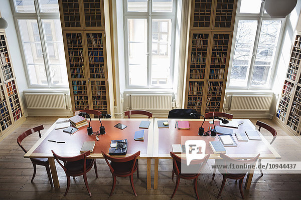 Hochwinkelansicht von leeren Stühlen mit Tisch im Sitzungssaal der juristischen Bibliothek