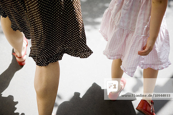 Frau  die mit ihrer Tochter spazieren geht