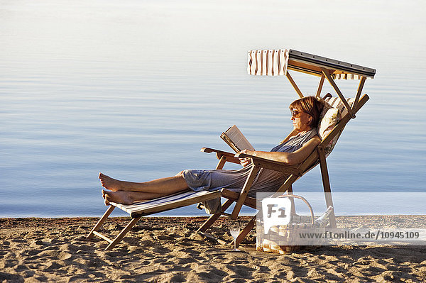 Frau entspannt sich auf einem Stuhl und liest
