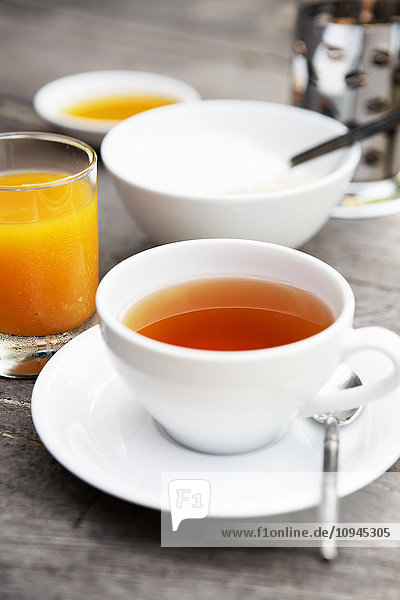 Thailand  Tasse Tee  Orangensaft und Zuckerdose