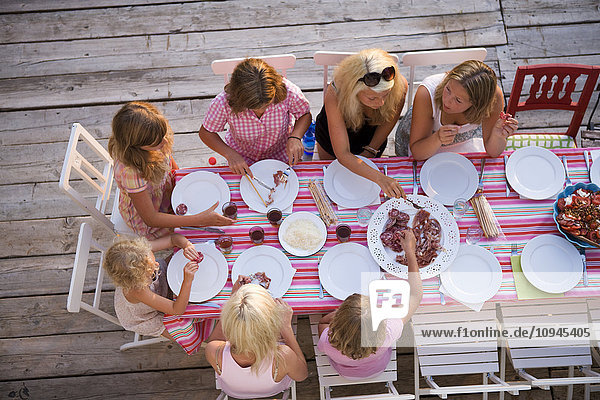 Italien  Familie beim Essen im Freien
