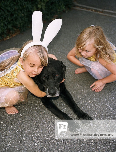 Zwei Mädchen mit Hund
