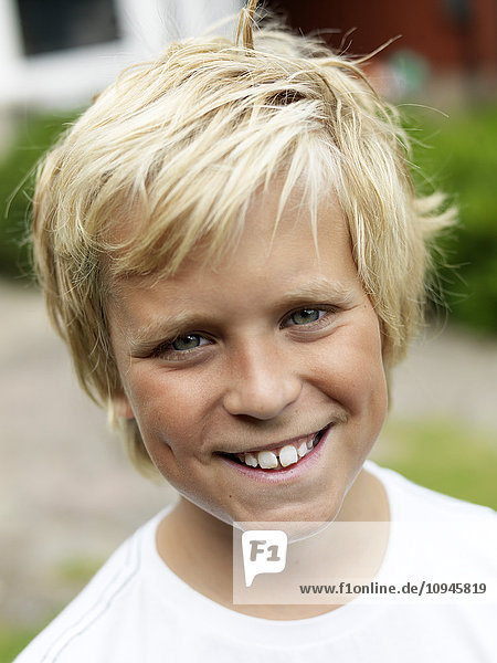 Porträt eines lächelnden Jungen mit blondem Haar
