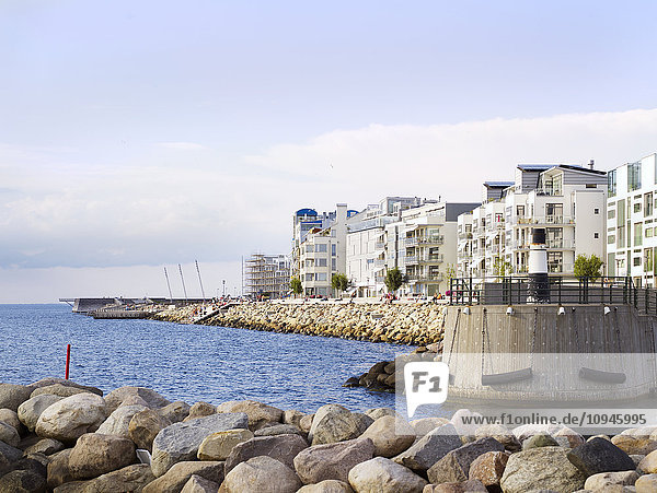 Wasserfront mit Mehrfamilienhäusern