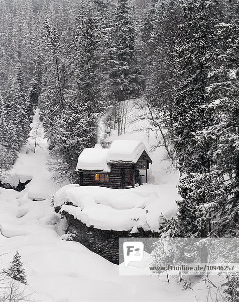 Kleine Hütte in verschneiter Landschaft