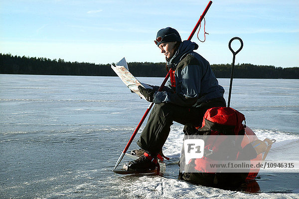 Schlittschuhläuferin auf zugefrorenem See