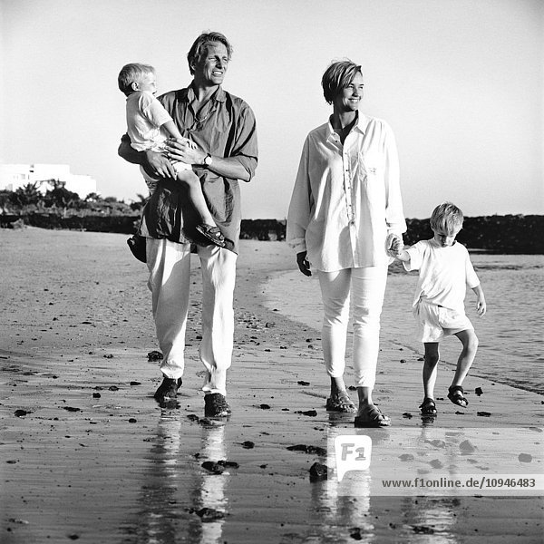 Eltern mit Kindern am Strand