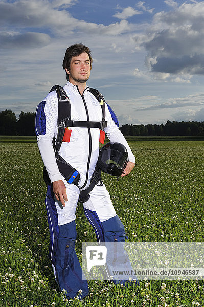 Porträt eines Mannes im Fallschirmsprung-Outfit