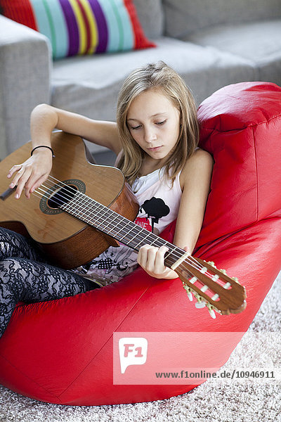 Ein gitarrespielendes Mädchen