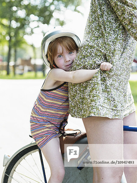Mädchen und Mutter beim Radfahren