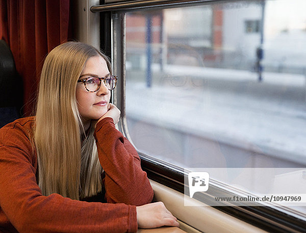 Jugendliche Frau im Zug
