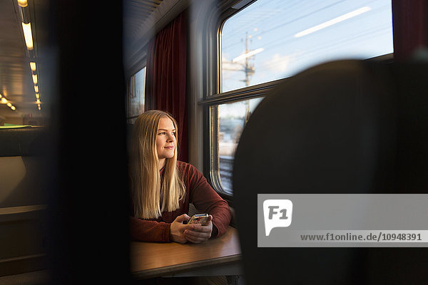 Junge Frau im Zug